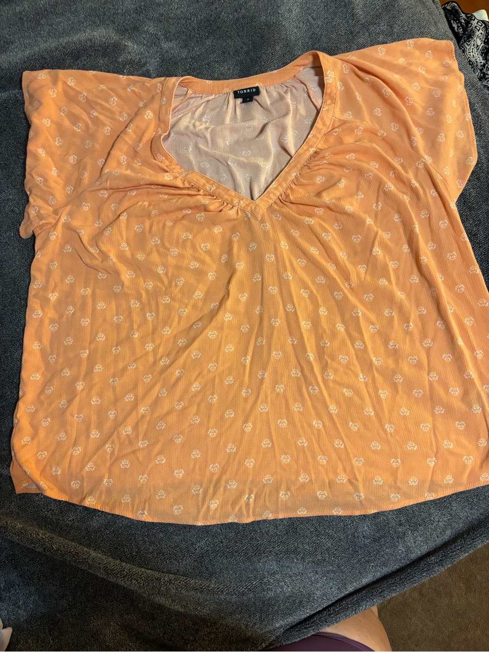torrid Peach Short Sleeve V-Neck Blouse with Floral Print